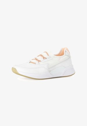 Witte sport sneakers met een gestructureerde bovenkant, oranje accenten, ronde veters en een lichtgekleurde rubberen zool. Aan de zijkant bevindt zich een patronenontwerp.