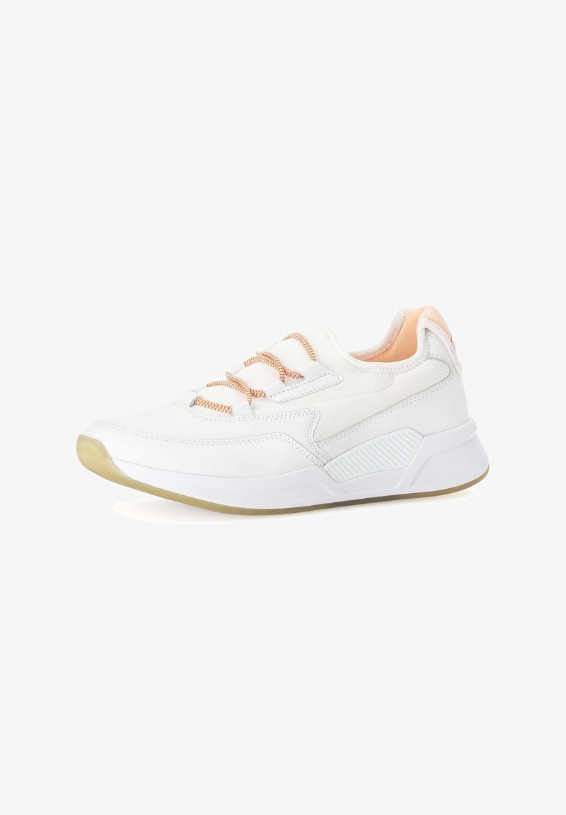 Weißes Sport sneaker mit strukturiertem Obermaterial, orangenen Akzenten, runden Schnürsenkeln und einer hellen Gummisohle. Die Seite hat ein gemustertes Designdetail.