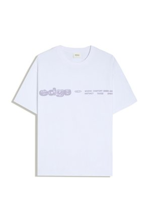 Tricou alb cu mânecă scurtă, cu text lavandă „edge” și un slogan pe piept cu textul „WHERE COMFORT ENDS AND INSTINCT TAKES OVER”.