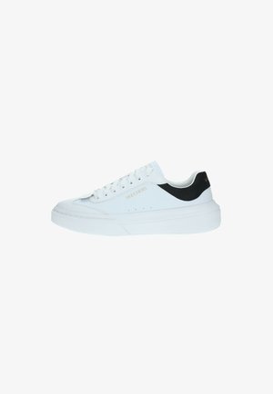 Sneaker bianco in pelle con suola a piattaforma rialzata, accento nero sul tallone e dettagli del logo in oro. Presenta un design con lacci e perforazioni.