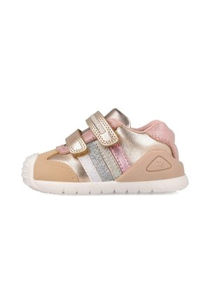 Zapatilla para niño pequeño en beige, rosa metalizado y plata con dos correas de velcro y suela de goma blanca sobre fondo blanco.