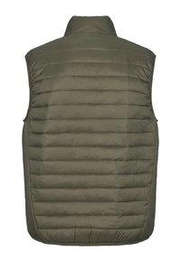Vestă matlasată fără mâneci, de culoare verde măsliniu, cu guler înalt, cusături orizontale și panou spate din țesătură netedă.