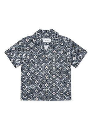 Camicia a maniche corte con bottoni, di colore blu scuro con motivo floreale e geometrico bianco, caratterizzata da un colletto alla coreana e cinque bottoni sul davanti.