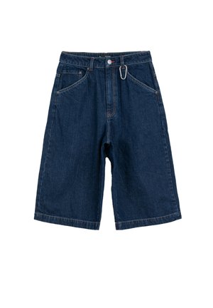 Ciemnoniebieskie szorty dżinsowe do kolan, z przednimi kieszeniami, szlufkami na pasek, zapięciem na guzik, zamkiem błyskawicznym oraz karabińczykiem na pasku.