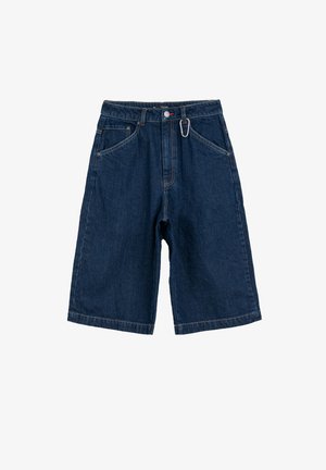 Ciemnoniebieskie szorty dżinsowe do kolan, z przednimi kieszeniami, szlufkami na pasek, zapięciem na guzik, zamkiem błyskawicznym oraz karabińczykiem na pasku.