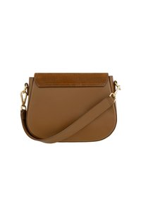 Brūna ādas crossbody soma ar zamša vāku, zelta detaļām, noapaļotu apakšu un teksturētu virsmu; aprīkota ar regulējamu siksnu.