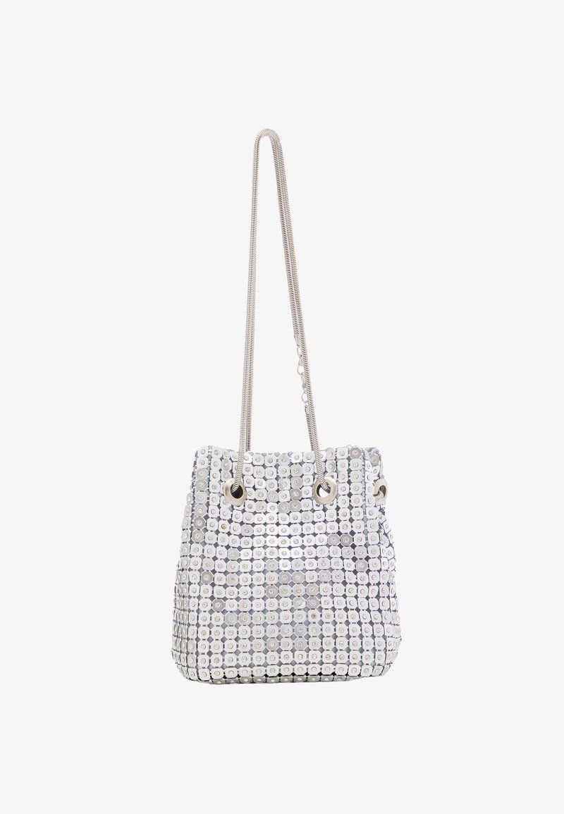 Einkaufstasche in Silber und Grau mit einer strukturierten Oberflächenbeschichtung aus kreisförmigen Akzenten, ausgestattet mit einem Zugverschluss und einem einzelnen Schulterriemen.