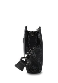 Schwarze, strukturierte Handtasche aus synthetischem Material mit Reißverschluss, Metallbeschlägen und einem gemusterten Innenfutter mit Logodetails.