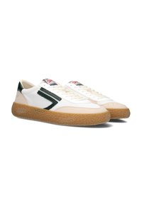 Sneakers bianchi con strisce verdi accentuate, suola in gomma texturizzata e punta beige. Corpo in tessuto e lacci con dettaglio del logo sulla linguetta.