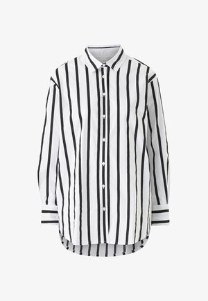 Weißes Hemd mit schwarzen vertikalen Streifen, langen Ärmeln und abgerundetem Saum, auf einem schlichten weißen Hintergrund präsentiert.