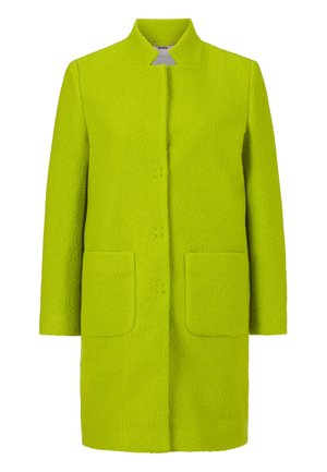 Abrigo verde lima hecho de un tejido texturizado con corte recto, que cuenta con un cuello alto y dos bolsillos frontales.
