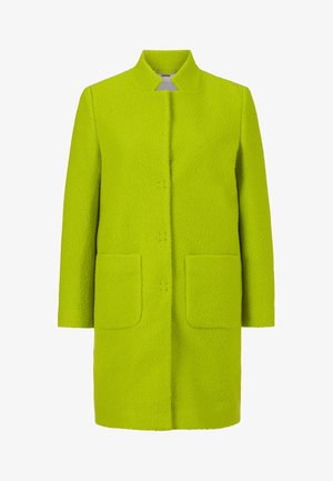 Manteau vert citron en tissu texturé, avec une coupe droite, un col montant et deux poches devant.