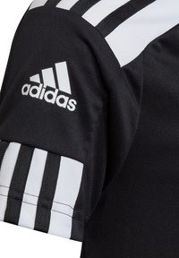 Schwarzes Sportshirt mit weißem Dreistrichmuster an den Ärmeln, mit einem weißen Adidas-Logo am Oberarm. Strukturierte Gewebedetails.