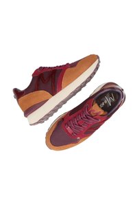 Baskets avec une tige en mesh bordeaux et des accents en daim beige, design à lacets et semelle épaisse blanche avec une semelle extérieure translucide.