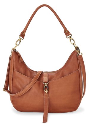 Sac à bandoulière en cuir marron avec sangle avant et fermeture en laiton, bandoulière longue détachable et poignée supérieure incurvée.