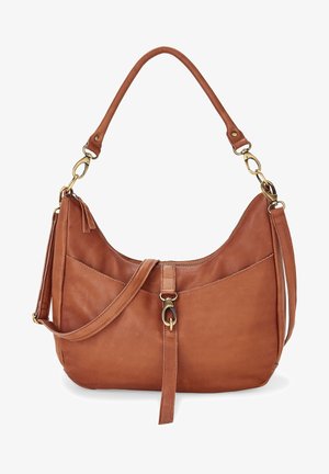 Sac à bandoulière en cuir marron avec sangle avant et fermeture en laiton, bandoulière longue détachable et poignée supérieure incurvée.