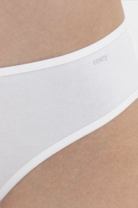 Weiße Baumwollslips mit glatter Textur, ausgestattet mit einem schmalen elastischen Bund und einem dezenten Logo, das an der Seite aufgedruckt ist.