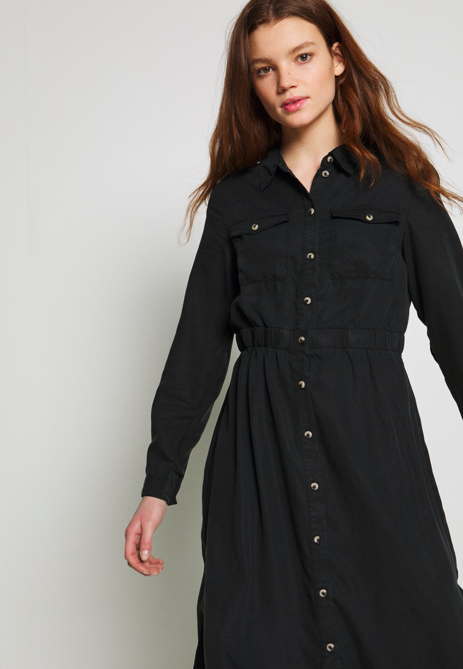 Pieces PCNOLA Kjole black Zalando.no PIECES Tall PCNOLA DRESS - Skjortekjole - black