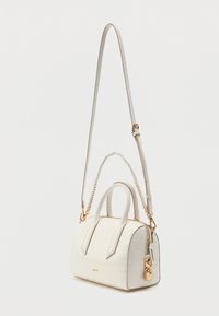 Bela torbica s krokodilnim uzorkom, z dvema zgornjima ročajema, snemljivim ramenskim trakom in zlatimi dodatki, vključno z majhno podložko.