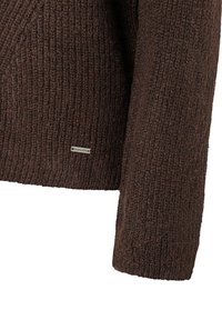 Bruine gebreide trui met een gestructureerde stof, ribbelpatroon en een klein metalen merklabel nabij de zoom.