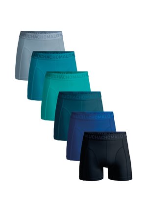 Zes paar boxershorts in verschillende tinten blauw, groen en grijs. Elk heeft een zwart of grijs elastisch tailleband met het "MUCHACHOMALO"-merk.