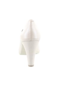 Hochhackigen Schuh aus glänzendem, weißem Kunstleder, mit spitzem Zehenbereich, schmalem Design, glatter Textur und einem eleganten, schlanken Absatz.