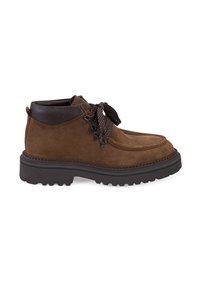 Braune Wildleder-Stiefeletten mit einem dunklen Lederkragen, runder Zehenform und braunen gemusterten Schnürsenkeln. Sie verfügen über eine robuste schwarze Gummisohle.