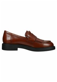 Mocassin penny en cuir marron avec semelle noire, détails cousus et une bride sur le dessus, montré de profil sur fond blanc.