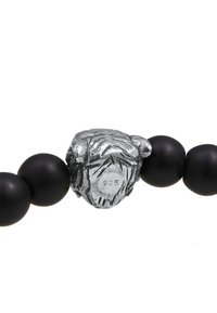 Perle nere opache con un centro in metallo argentato a forma di testa di leone, inciso con "925", caratterizzato da dettagliati texture facciali e accenti.