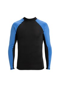 Rash guard de manga larga que presenta un cuerpo negro con mangas raglán de un brillante azul, fabricado en un tejido elástico y que absorbe la humedad.