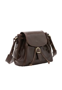 Borsa in pelle marrone con finitura liscia e lucida, chiusura a pattina e hardware dorato. Include una tracolla regolabile e dettagli con coulisse.