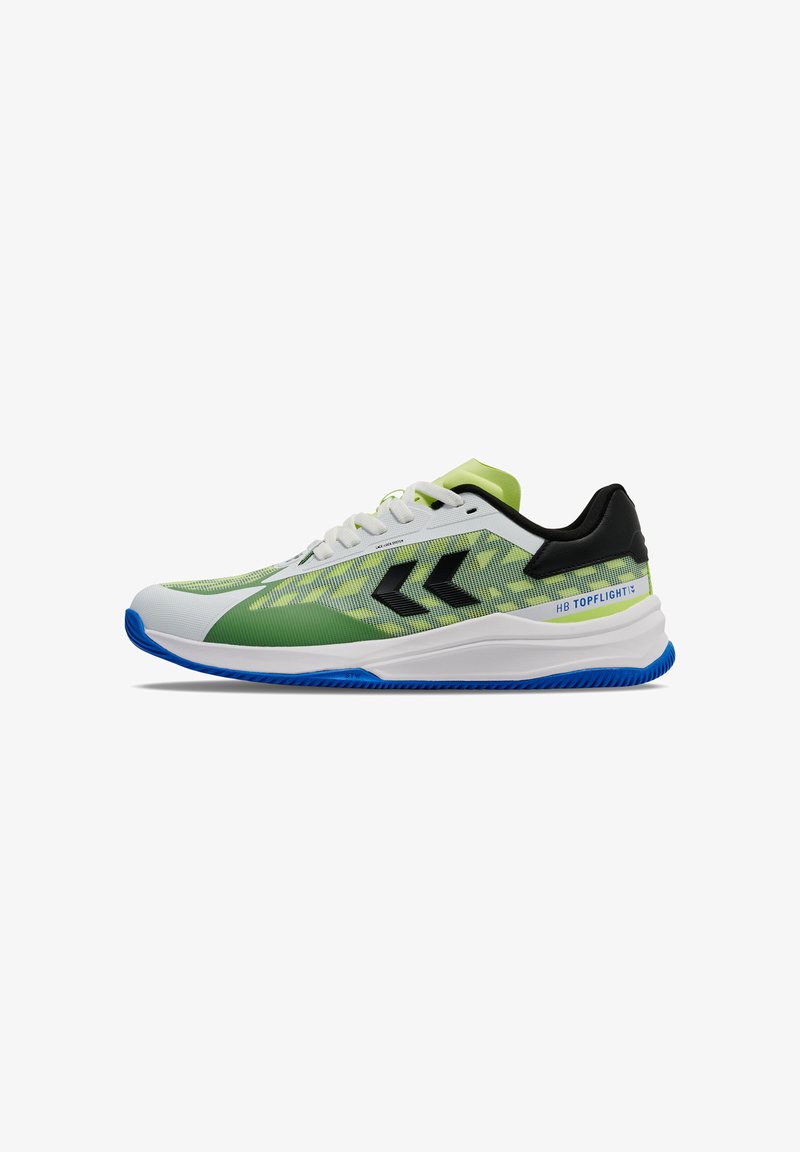 Groene en witte sport shoe met een geperforeerde mesh bovenkant, zwarte accenten en een blauwe zool. Beschikt over een prominente logo en gedurfde ontwerpelementen.
