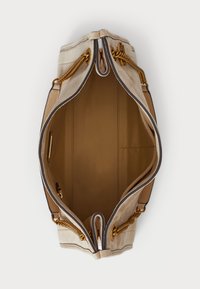 Borsa a tracolla con esterno in tela beige e interno liscio marrone. Presenta dettagli in catena dorata e una chiusura con zip nella parte superiore.
