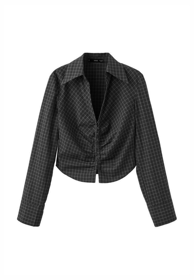 Veste courte gris foncé à manches longues, col large, devant froncé et motif à carreaux subtil.