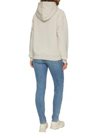 QS MIT APPLIKATION - Džemperis su gobtuvu - creme