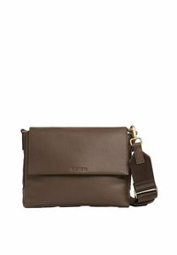 Brun læder crossbody taske med klap foran, guldfarvet hardware og justerbar strop. Glat tekstur med et minimalistisk design.