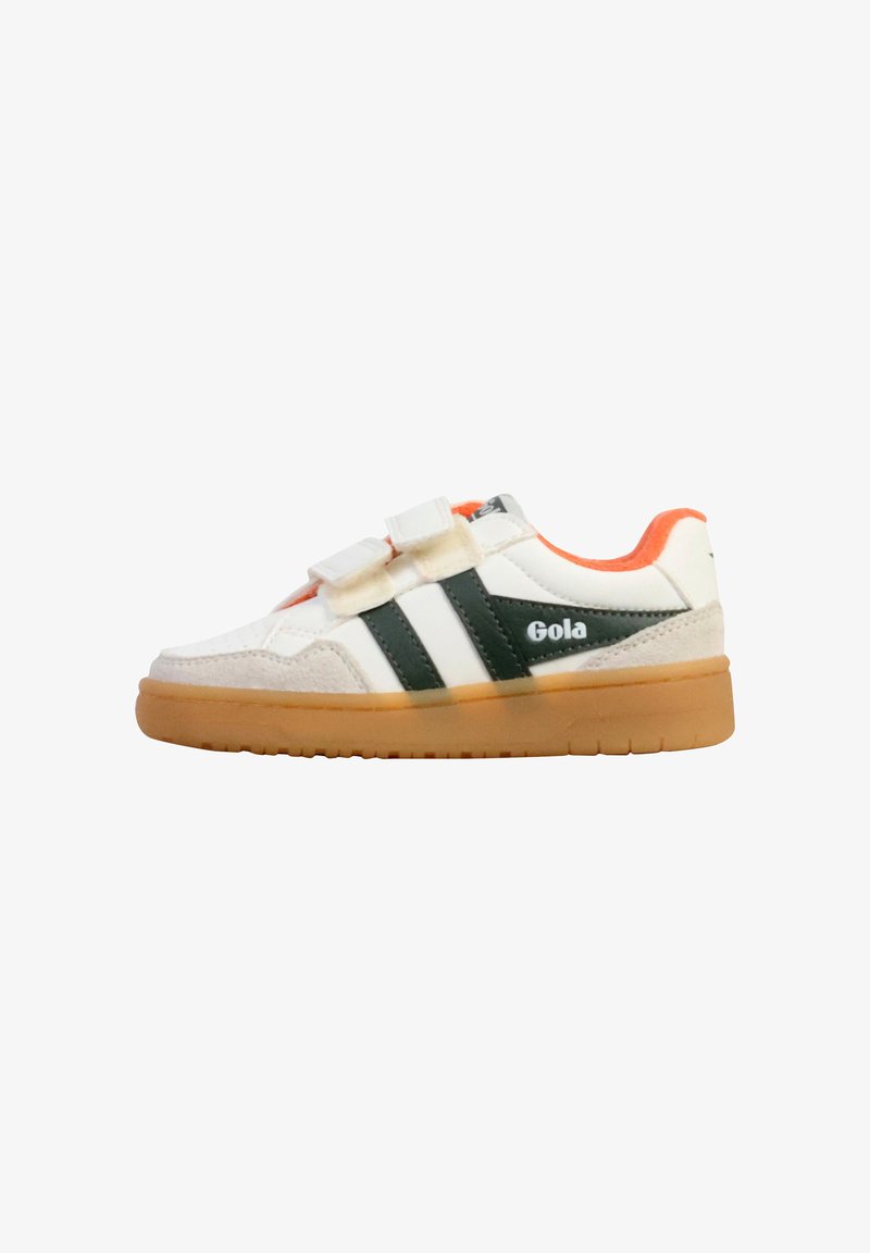 Basket blanche et beige avec des bandes vertes, une doublure intérieure orange, une semelle en gomme et deux bandes Velcro blanches, marquée « Gola » sur le côté.