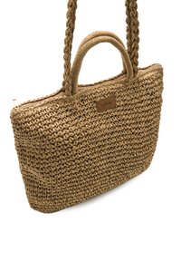 Borsa tote in paglia intrecciata di colore beige, con manici intrecciati e chiusura a zip. Include un piccolo tag in pelle marrone. Superficie texturizzata.