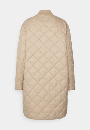 Manteau long beige matelassé avec motif de piqûres en losange, col côtelé et manches longues, vu de dos sur un fond blanc.
