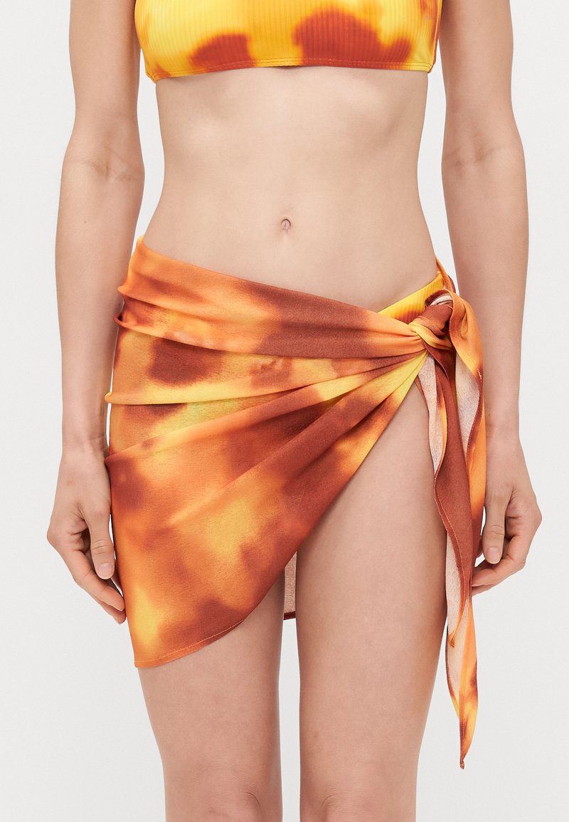 Gonna avvolgente in tinta unita marrone e arancione con effetto tie-dye, realizzata in tessuto morbido, caratterizzata da un nodo laterale, un design drappeggiato e un orlo asimmetrico.