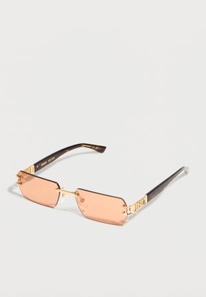 Occhiali da sole rettangolari con lenti rosa sfumato, montatura in metallo dorato e aste con motivo tartarugato su sfondo bianco.