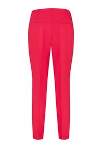 Helderrode op maat gemaakte broek met een hoge taille, rechte pijpen en twee achterzakken tegen een witte achtergrond.