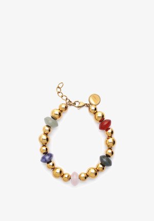 Goudkleurige armband met gemengde edelstenen in tinten groen, blauw, rood en roze, met bolvormige kralen en een karabijnsluiting.