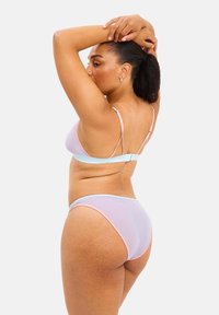 Tvådelad underklädssats som består av en ljuslila bh med justerbara remmar, accentuerad med blå och rosa detaljer, samt matchande trosor.