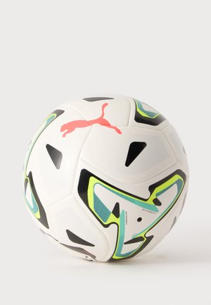 Balón de fútbol Puma blanco con patrones geométricos en negro, verde lima y azul sobre un fondo claro liso.