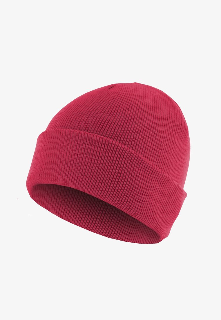 Caciula tricotată de culoare roșie aprinsă, cu o textură ribbed, un design care se potrivește strâns și o manșetă răsfrântă pentru ajustarea potrivirii.