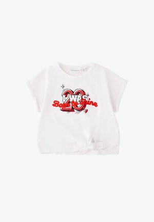 Camiseta blanca de manga corta para niño pequeño con un gráfico en rojo y negro que dice "I WAS 20 Sooo fine" y un detalle anudado en la parte inferior derecha.