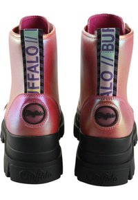 Roze metallic enkellaarzen met een dikke zwarte zool. Voorzien van textuuraccenten, een logo patch en een kleurrijke trekhaak.