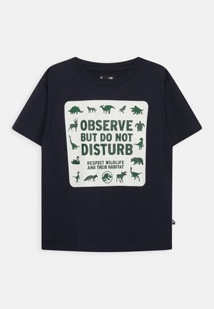 Granatowy bawełniany T-shirt z białym prostokątnym nadrukiem zawierającym zielony tekst i sylwetki zwierząt, promujący obserwację dzikiej przyrody i szacunek.