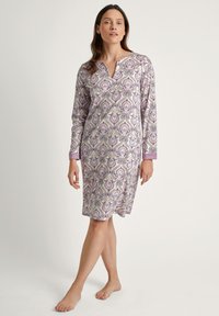 Langärmliges Nachtkleid in Lavendel mit einem kunstvollen Paisleymuster. Es hat einen V-Ausschnitt, lila Bündchen und eine lockere Passform.